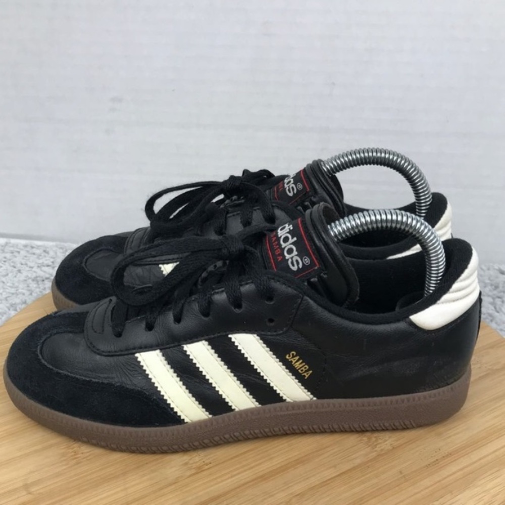 Adidas samba in black women’s size 6, boys 4.5 Y